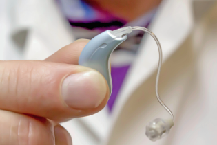 High-efficiency power management ASIC for hearing aids